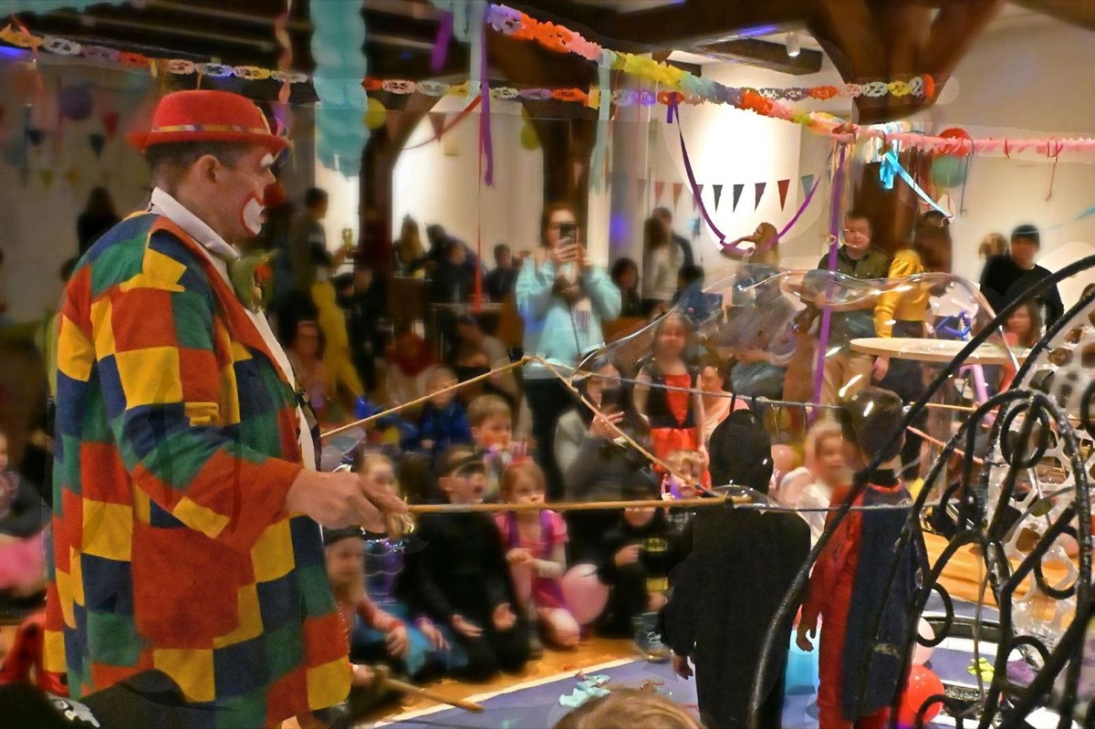 Clown-Show vor vielen Gästen