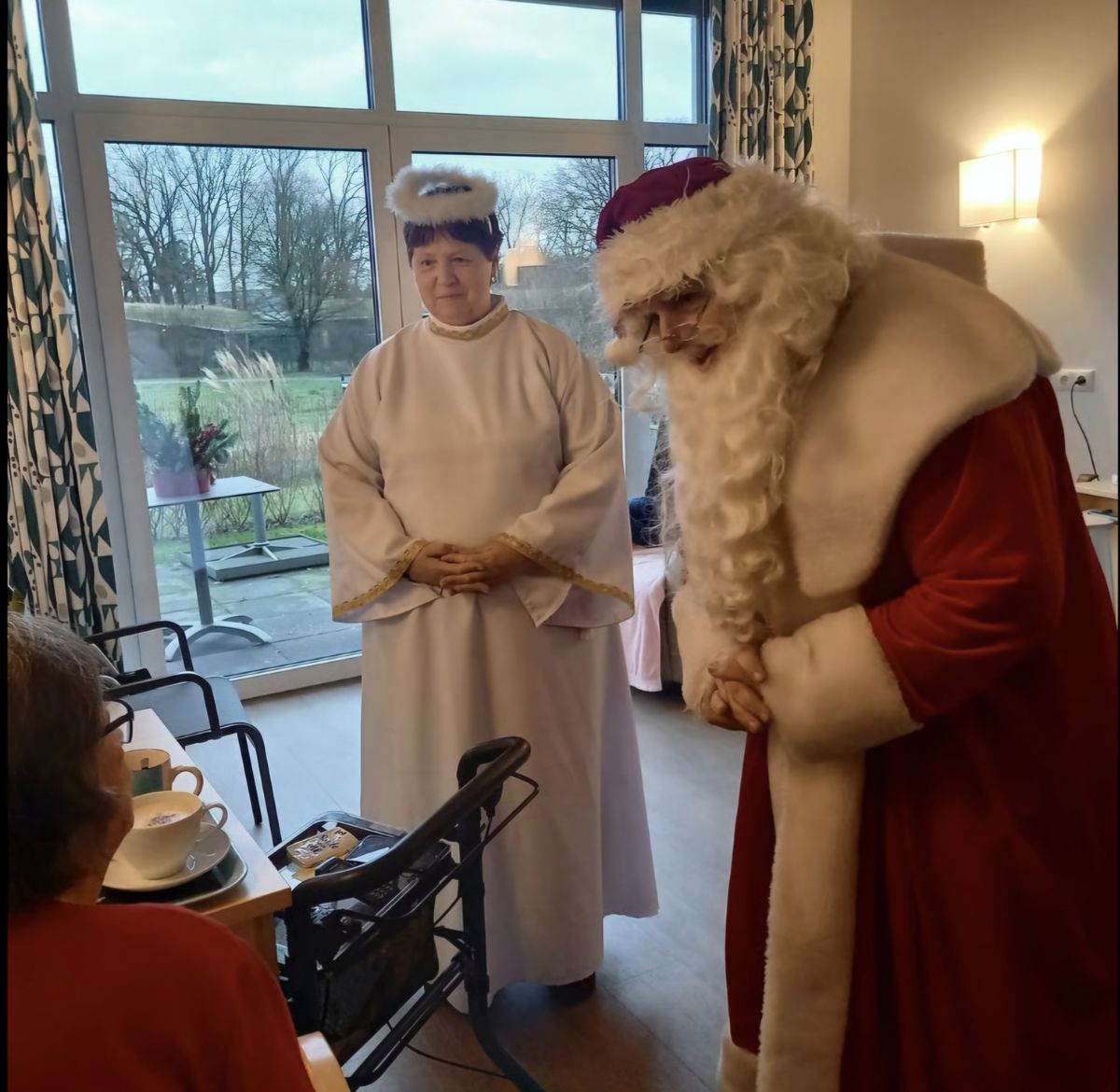 Weihnachtsmann im Seniorenheim